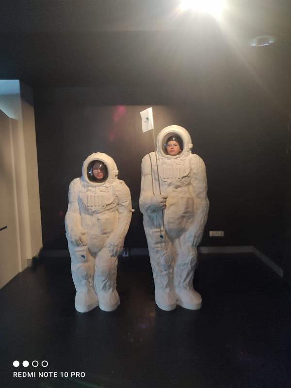 Dzieci w przebraniu astronautów.