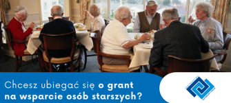 Dwie grupki seniorów siedzą przy stołach i rozmawiają ze sobą.