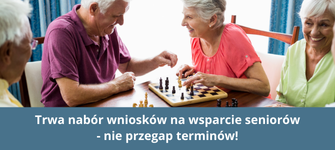 Dwie pary seniorów siedzą przy stole i grają w gry planszowe.