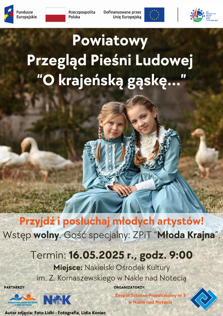 Plakat promujący wydarzenie - dwie dziewczynki w strojach ludowych siedza na trawie a za nimi psie się stadko gęsi.