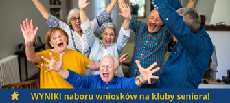 Grupa uśmiechniętych seniorów wyciąga ręce do góry w geście radości.
