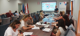 Uczestnicy szkolenia LOWE notują zasłyszane od prowadzącego informacje.